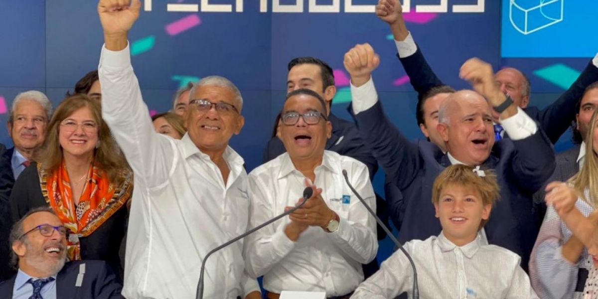 Momento de celebración después de haber tocado la campana en Nasdaq.