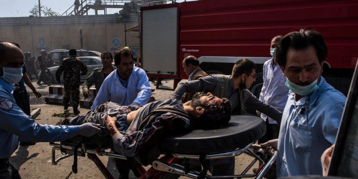 Andrew Quilty para The New York Times Un hombre herido es trasladado en camilla hacia la ambulancia