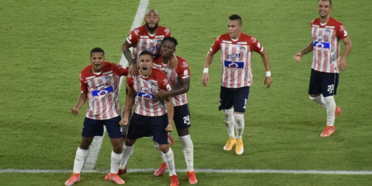 Cristian Mercado Larry Vásquez celebra el gol de la victoria de Junior.