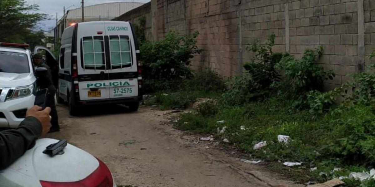 La Policía acordonó el área donde fue lanzado el cuerpo.