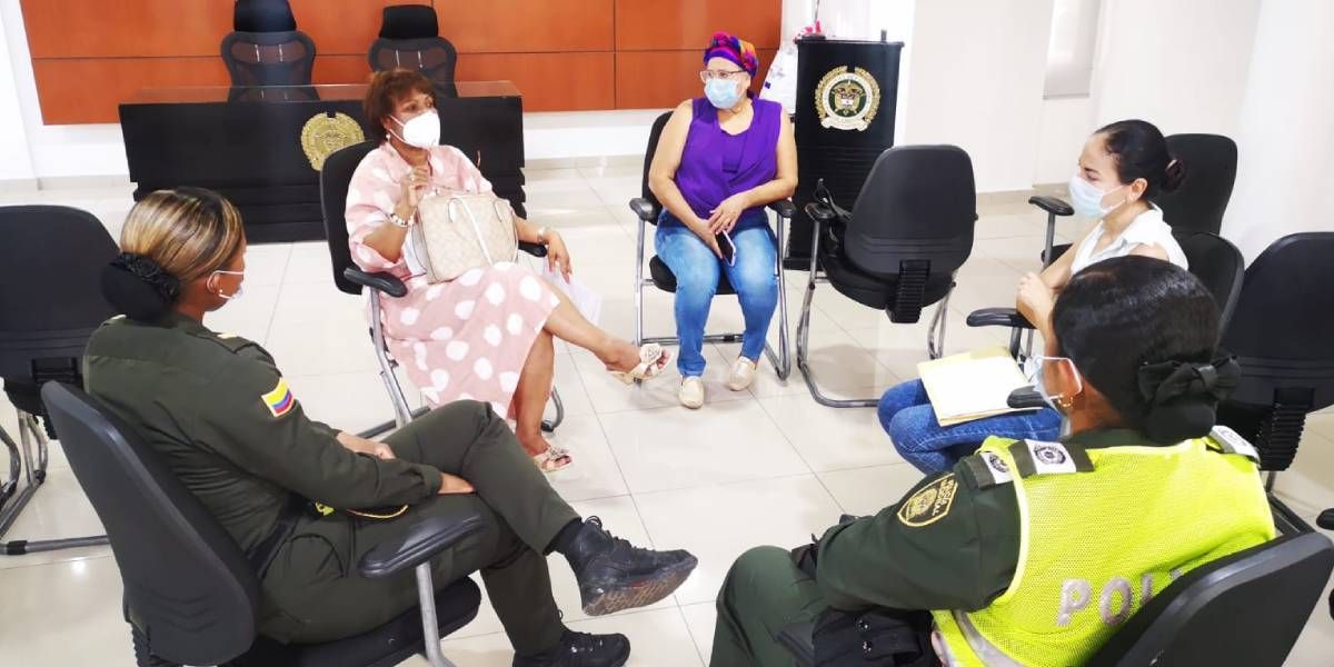 Alcaldía Reunión entre la afectada, la secretaria de la Mujer y autoridades.