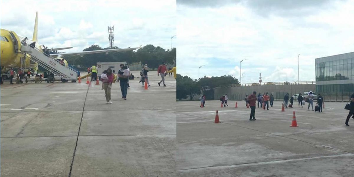 Tras descender el avión los usuarios deben recorrer un gran trayecto a la intemperie.