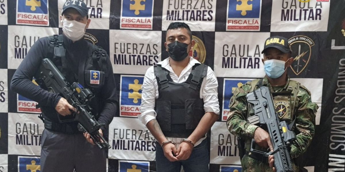 Fiscalía Se le atribuye además la comisión de homicidios selectivos, el desplazamiento de la población civil y el tráfico de estupefacientes, entre otras conductas delictivas.
