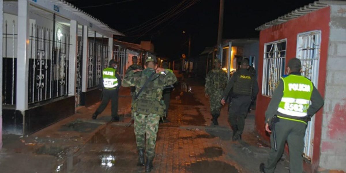 En diferentes sectores del área urbana la Policía y el Ejército están realizando allanamientos.