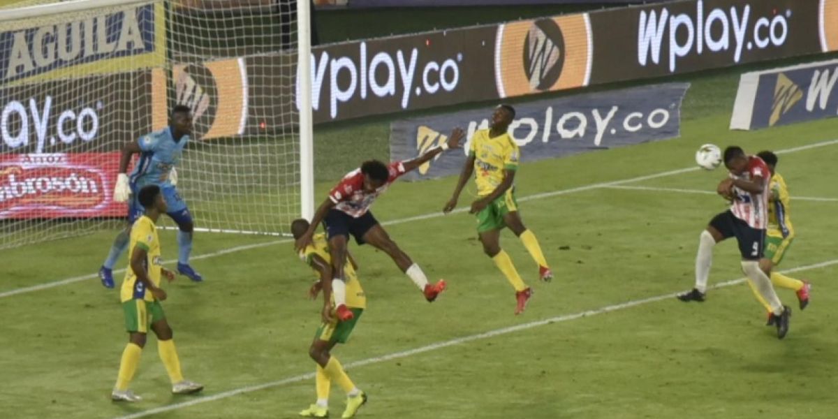Willer Ditta anotando de cabeza el tercer gol juniorista.
