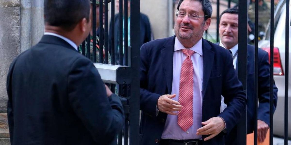 Seguimiento Exembajador Francisco Santos.