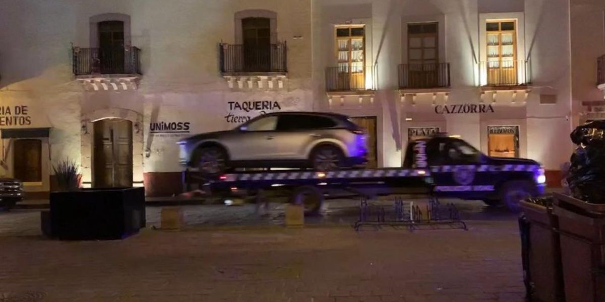 Camioneta abandonada con cuerpos adentro.