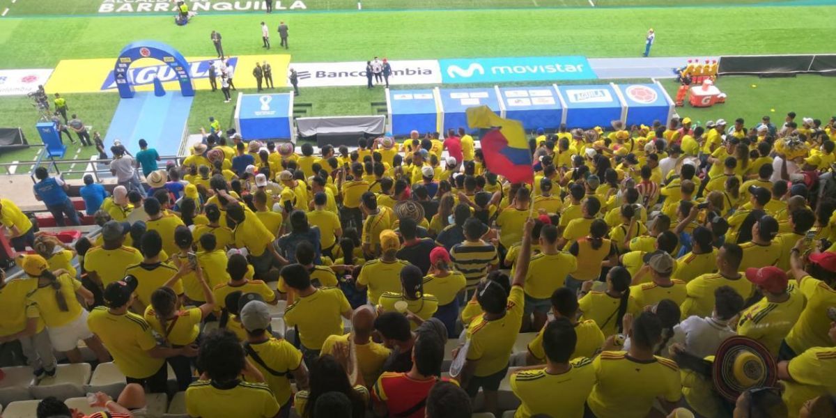 Hinchas de Colombia en las gradas del estadio Metropolitano.
