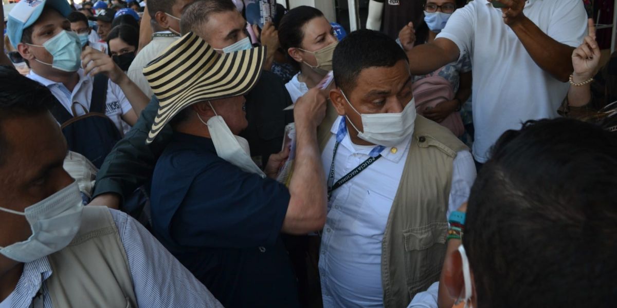 El expresidente Uribe durante la entrega de volantes en el Mercado de Santa Marta.