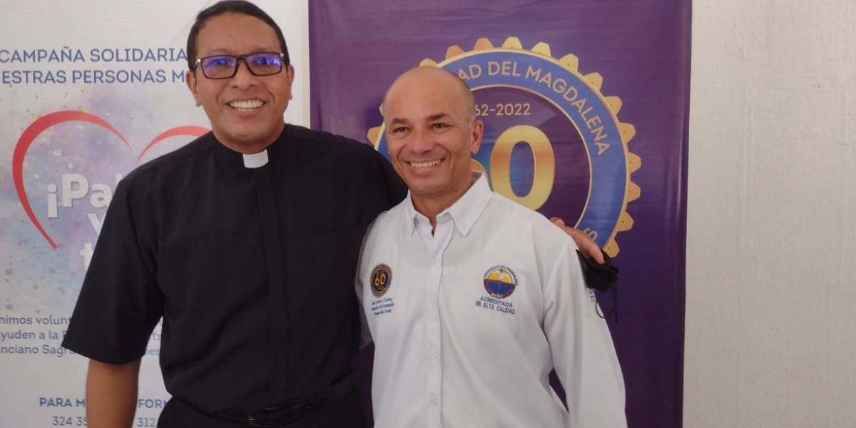 El padre Mario González García y Jean Linero Cueto, vicerrector de extensión de Unimagdalena.