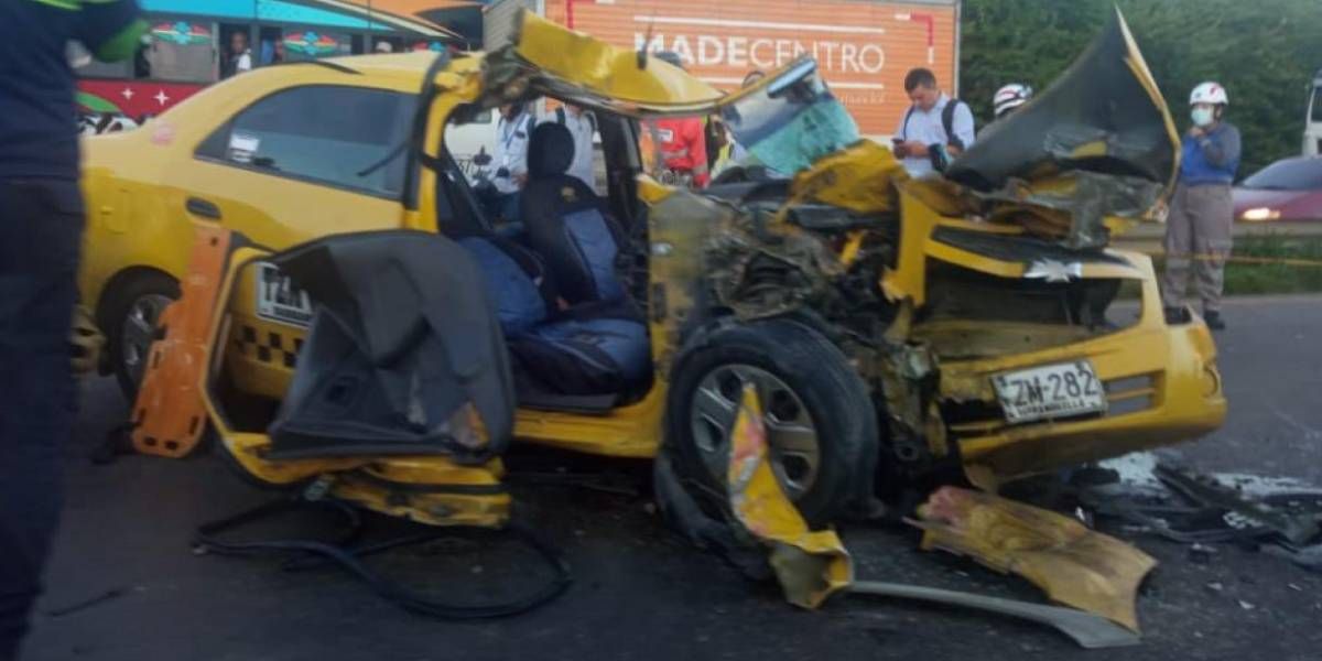 Taxi chocó contra volqueta en Malambo.