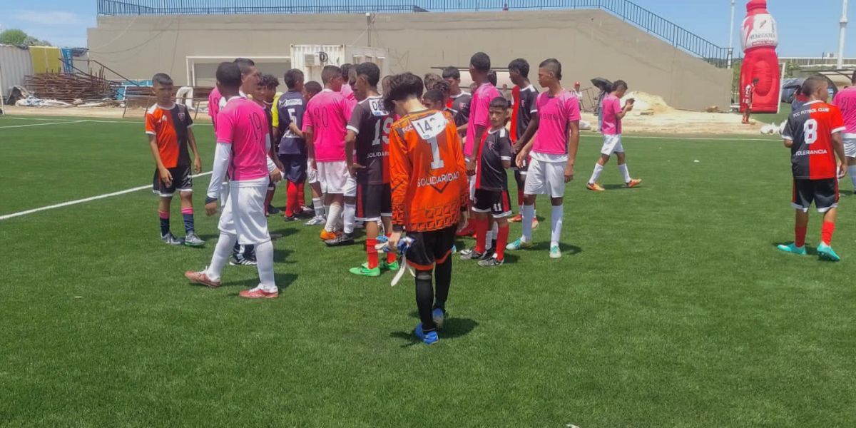 alcaldía de Santa Marta Niños en el entrenamiento de fútbol