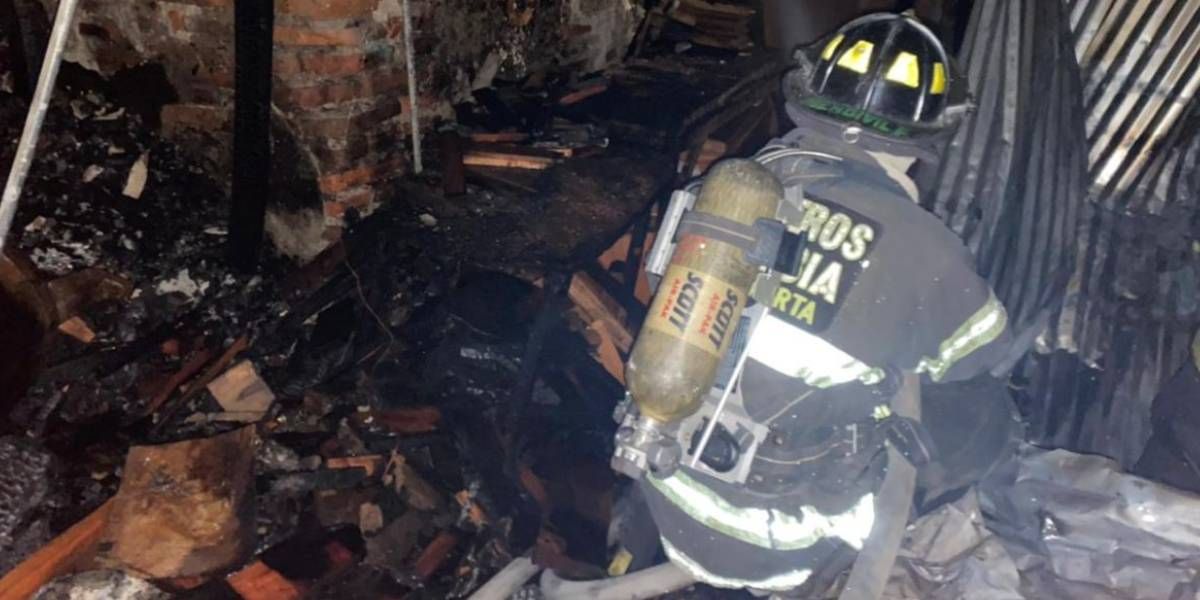 Bomberos. Carpintería incendiada.