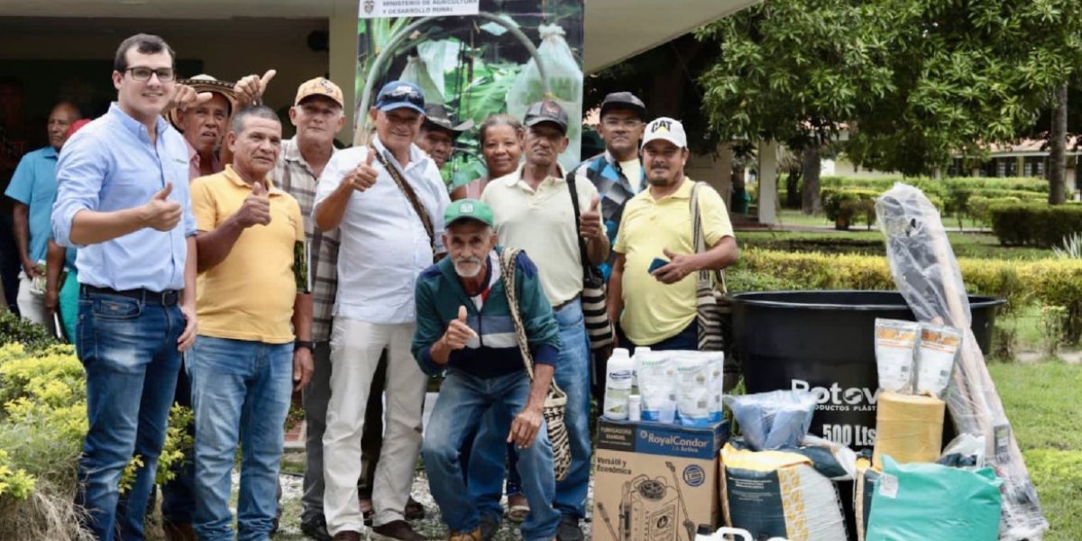 Director de Asbama con pequeños y medianos productores de banano.