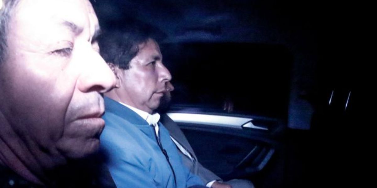 JOHN REYES/ANADOLU AGENCY Pedro Castillo en su traslado a prisión