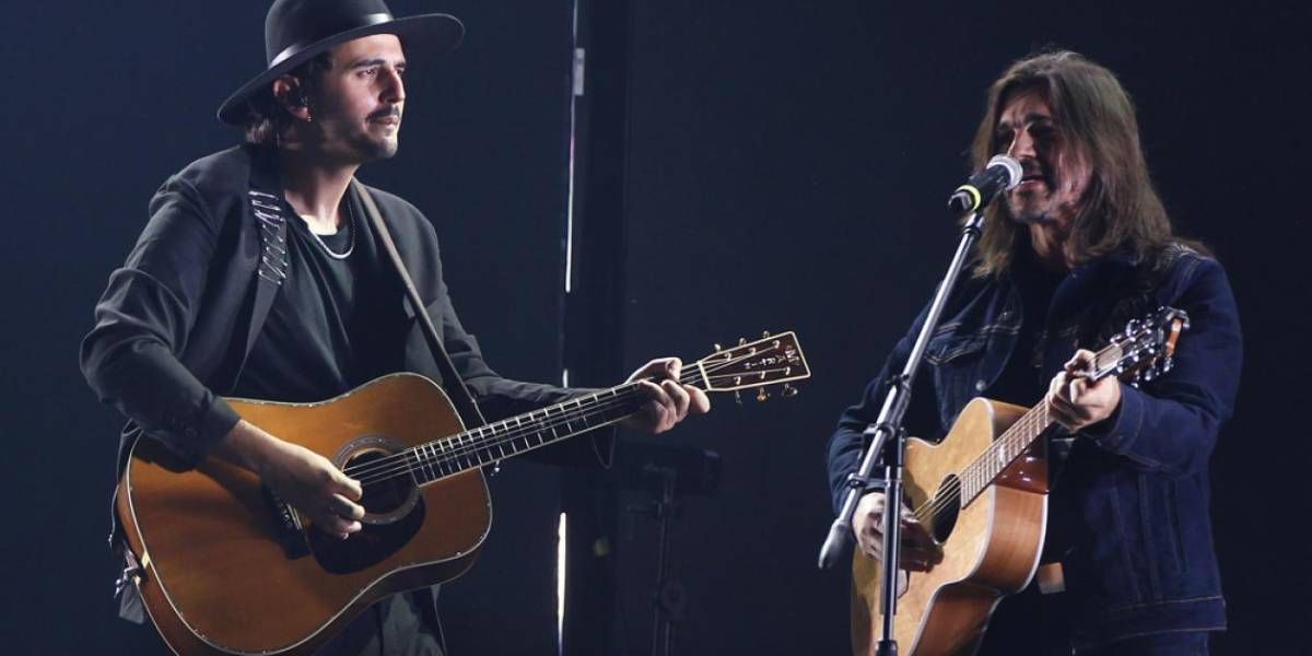 Archivo. Juanes junto a la banda Morat en un concierto en Medellín.