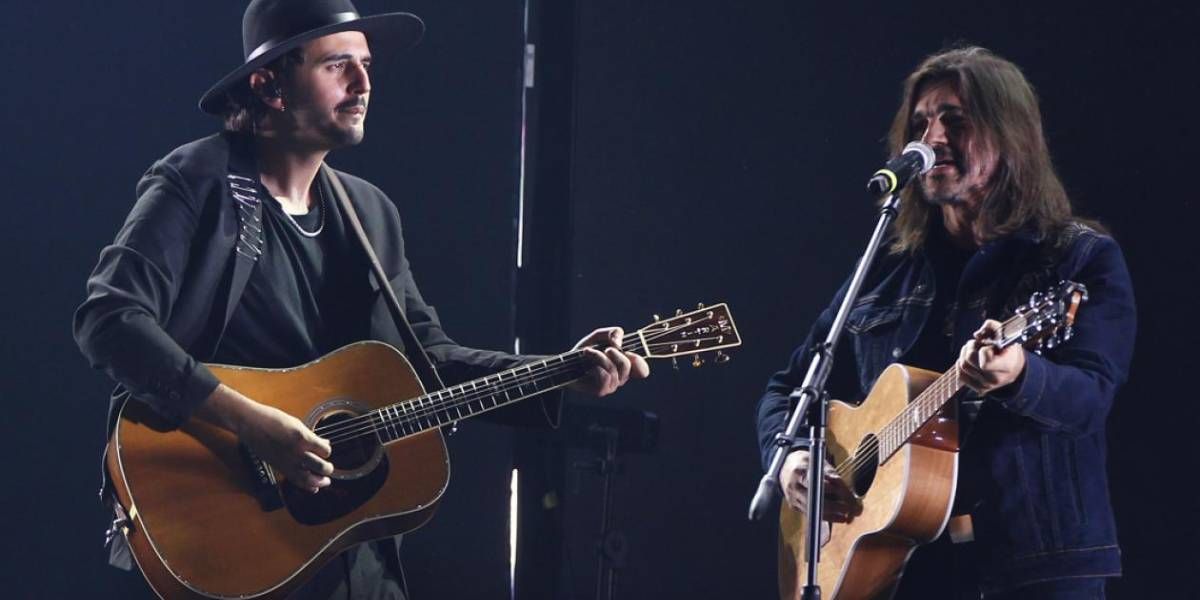 Juanes junto a la banda Morat en un concierto en Medellín.