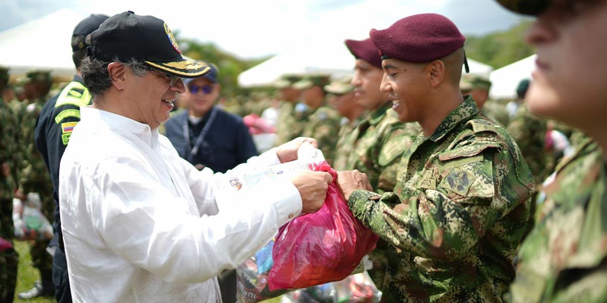 Presidencia Gustavo Petro compartió con los militares