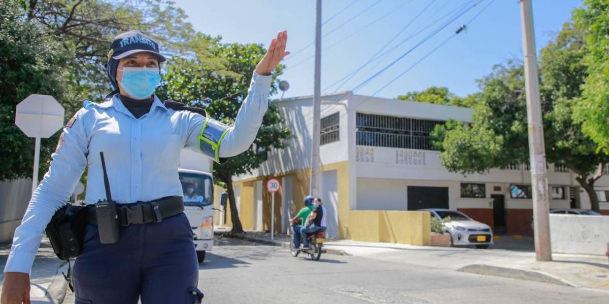 Alcaldía de Santa Marta Agente de Movilidad en las afueras de una de las instituciones del Distrito.