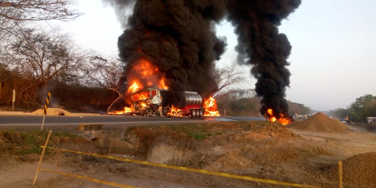 El camión se incineró después del fuerte choque. 