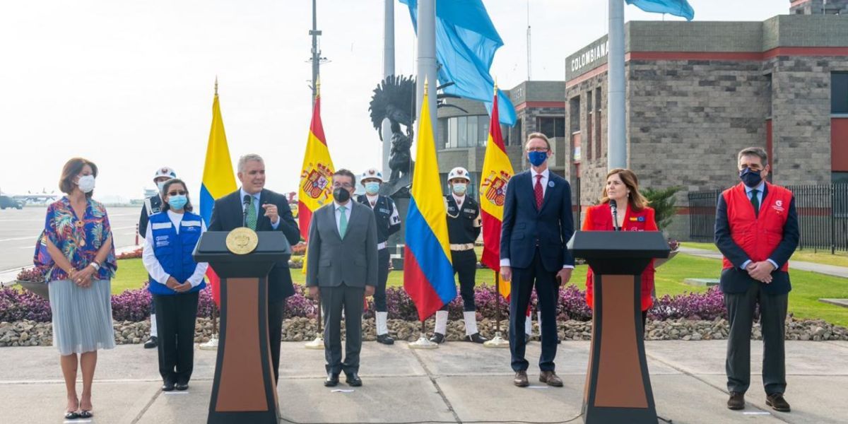 El presidente Duque durante el recibimiento de los biológicos.