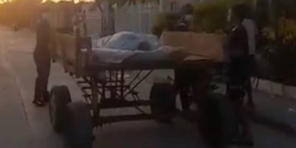 Cuerpo trasladado en 'carromula' al hospital de Ciénaga.