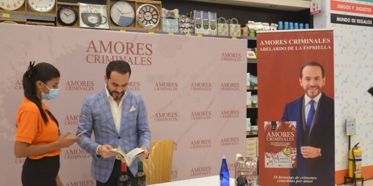 Abelardo de la Espriella en su firma de libros en Santa Marta.
