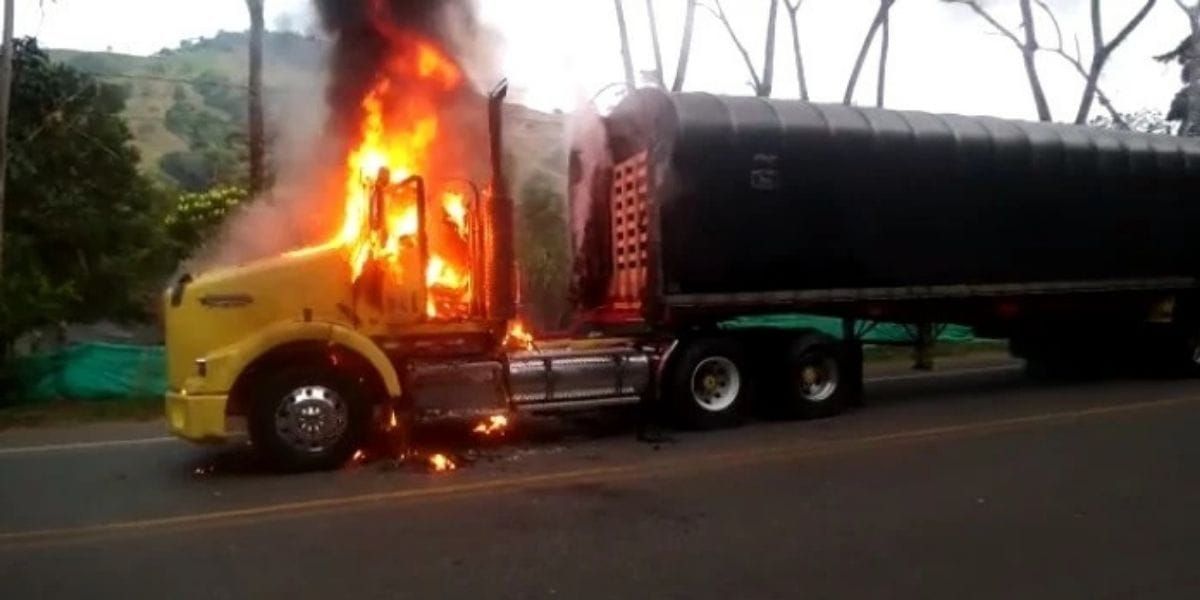 Atentado terrorista en la vía de Medellín a la Costa.