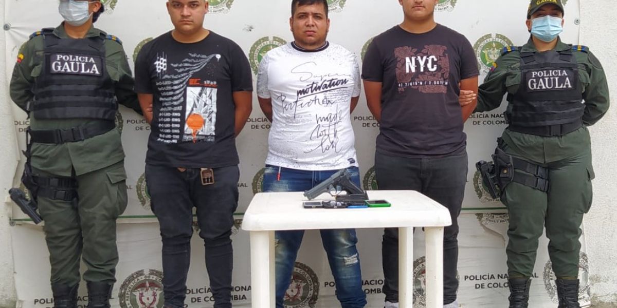 Dos de los presuntos extorsionistas capturados son hermanos.