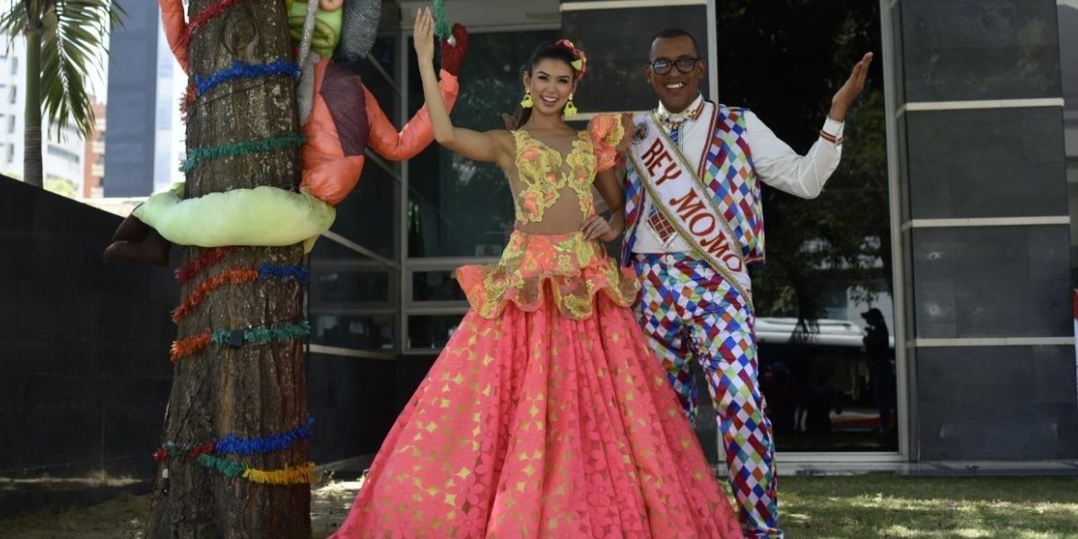 Cristian Mercado Reina del Carnaval 2022, Valeria Charris Salcedo, y el Rey Momo, Kevin Torres.