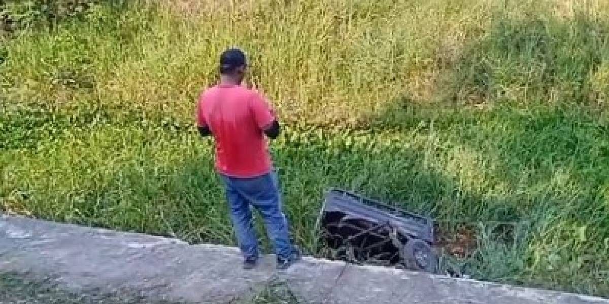 El motocarro se fue por el barranco. 