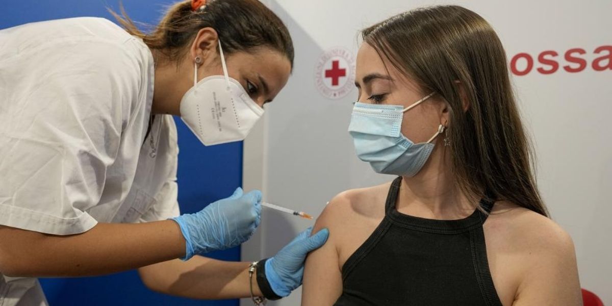 Germán Escobar, viceministro de Salud, invitó a padres de familia y tutores a llevarlos a los puntos de vacunación.