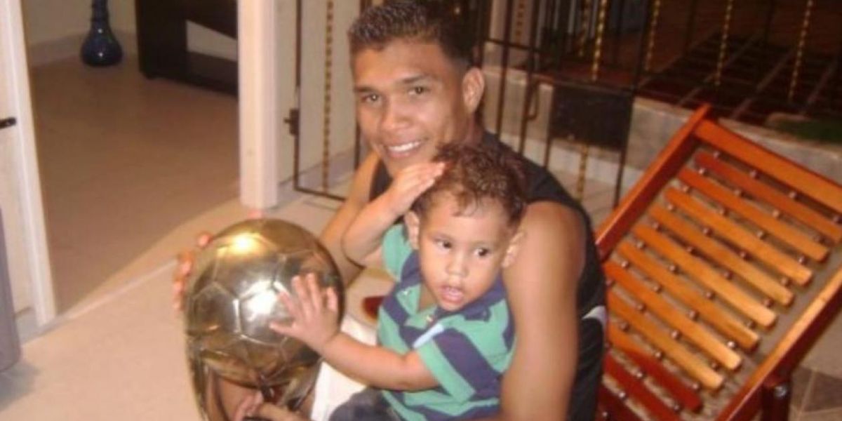 Teófilo Gutiérrez y su hijo Cristiano.