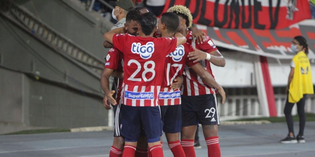 Jugadores de Junior celebran un gol.