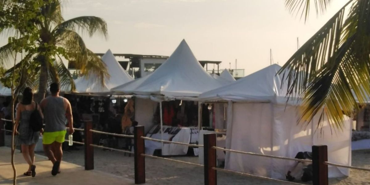 Feria ubicada en la playa de la Bahía de Santa Marta. 