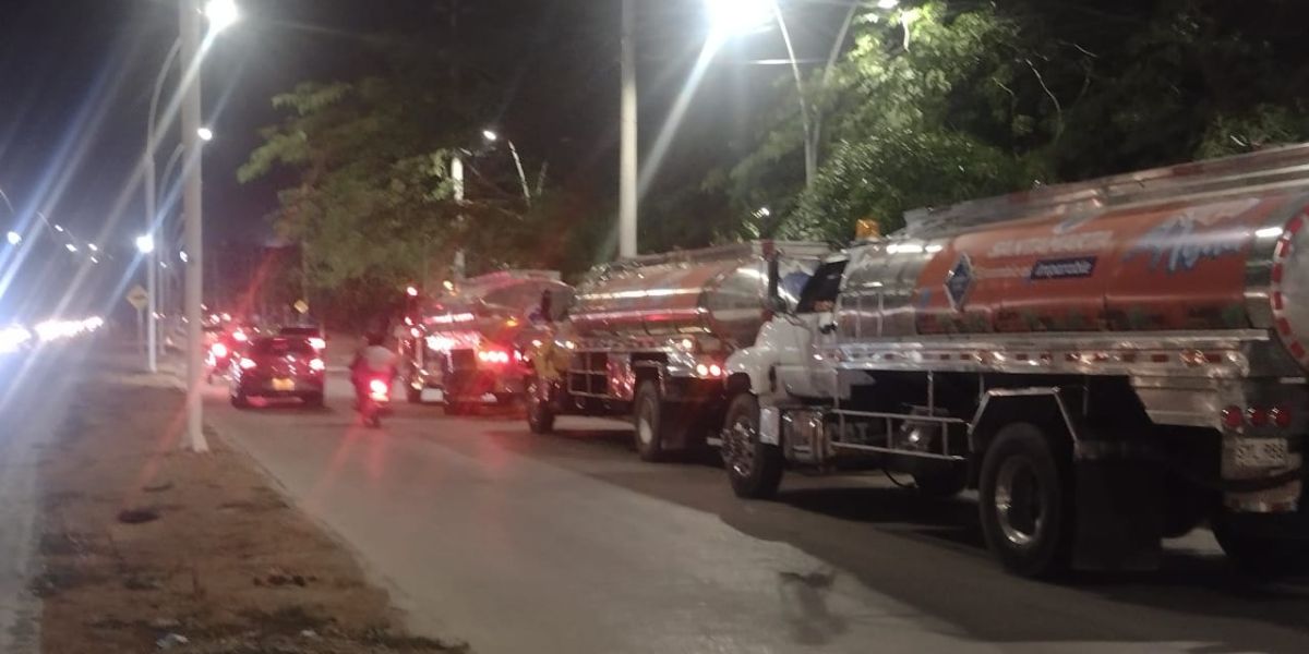 Foto captada por Seguimiento.co, de los camiones abasteciéndose del parque del Agua.