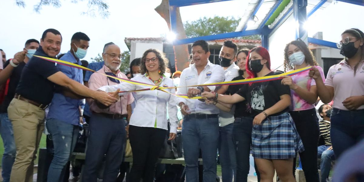 La construcción, remodelación y dotación de las siete Aulas abiertas sostenibles en el campus se hicieron para el disfrute de estudiantes y demás miembros de la comunidad universitaria.