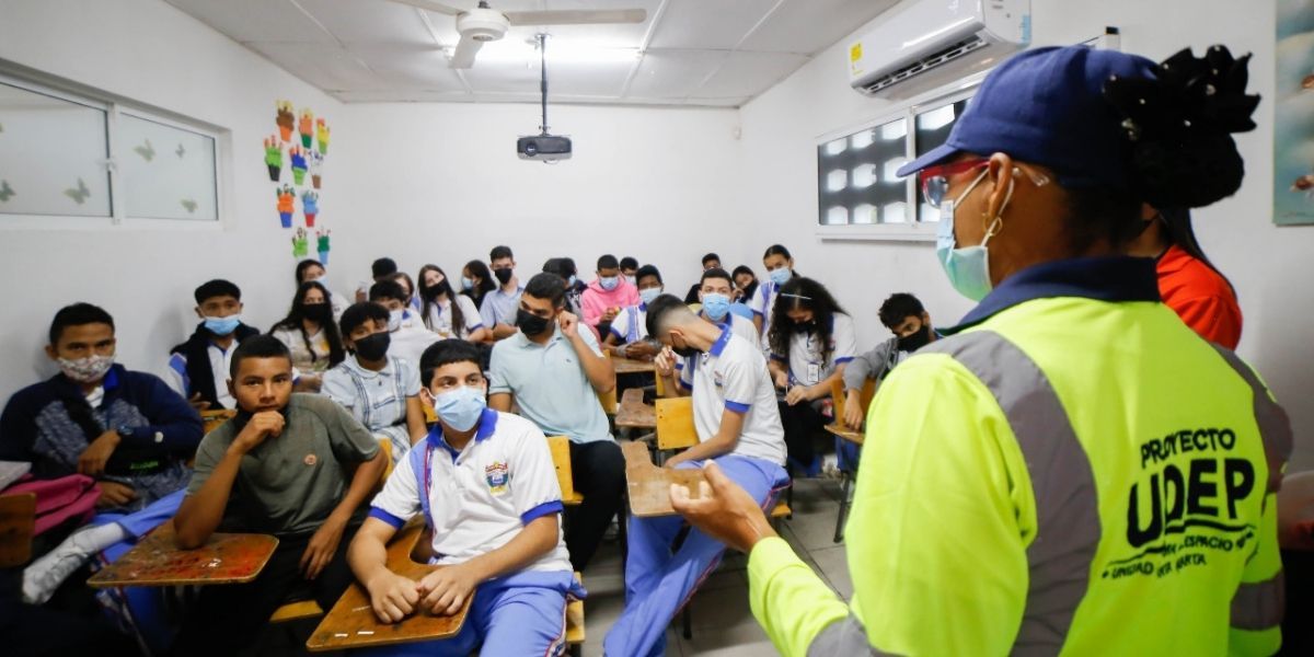 Funcionarios de la UDEP en charla con estudiantes 