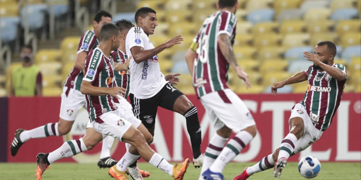 Gabriel Fuentes rematando al arco de Fluminense.