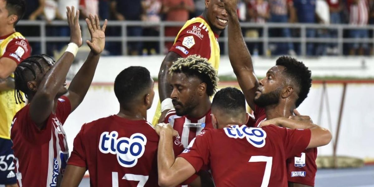 Miguel Ángel Borja celebrando el gol con sus compañeros.