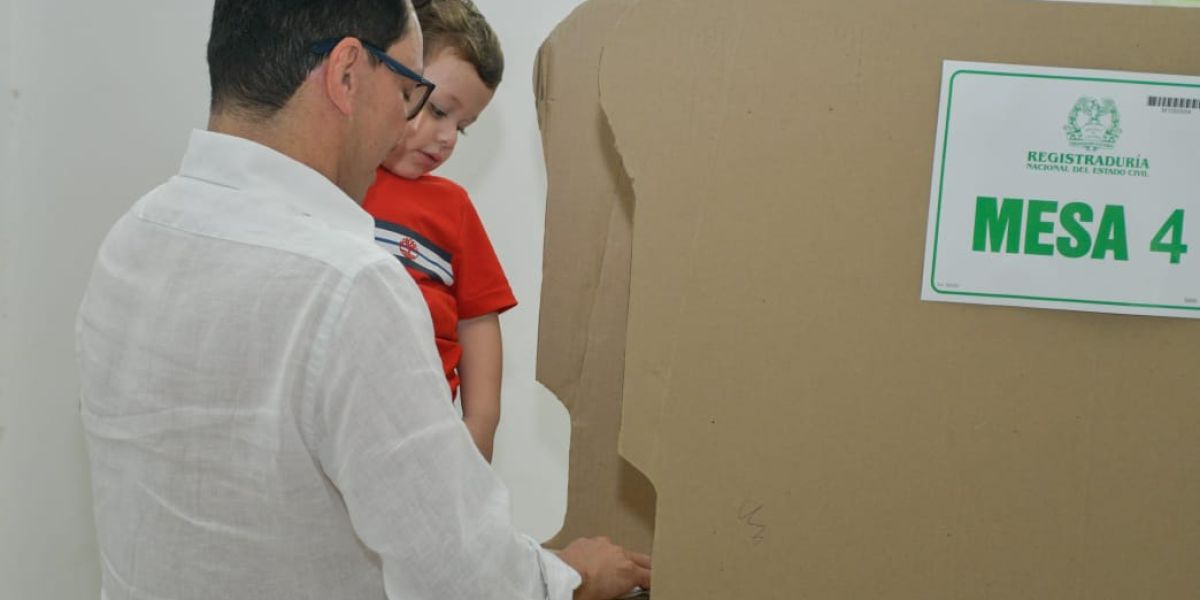CarloseCaicedo Carlos Caicedo ejerciendo su derecho al voto este domingo.