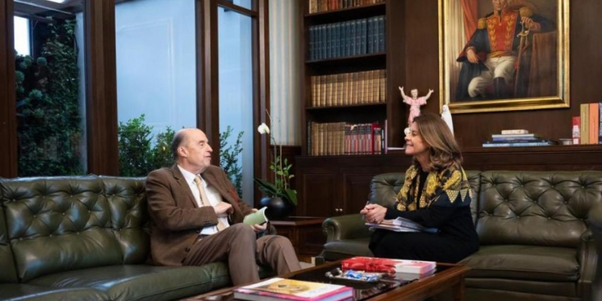 Álvaro Leyva y Marta Lucía Ramírez en el Palacio de San Carlos.