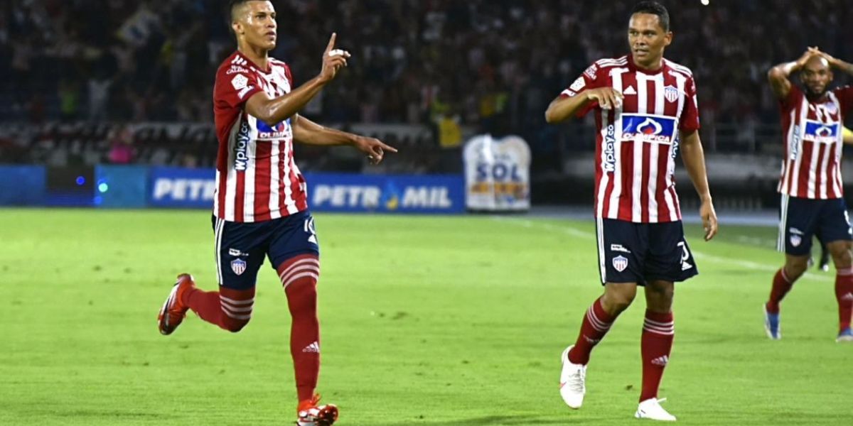 Nelson Deossa celebrando el gol con Carlos Bacca.