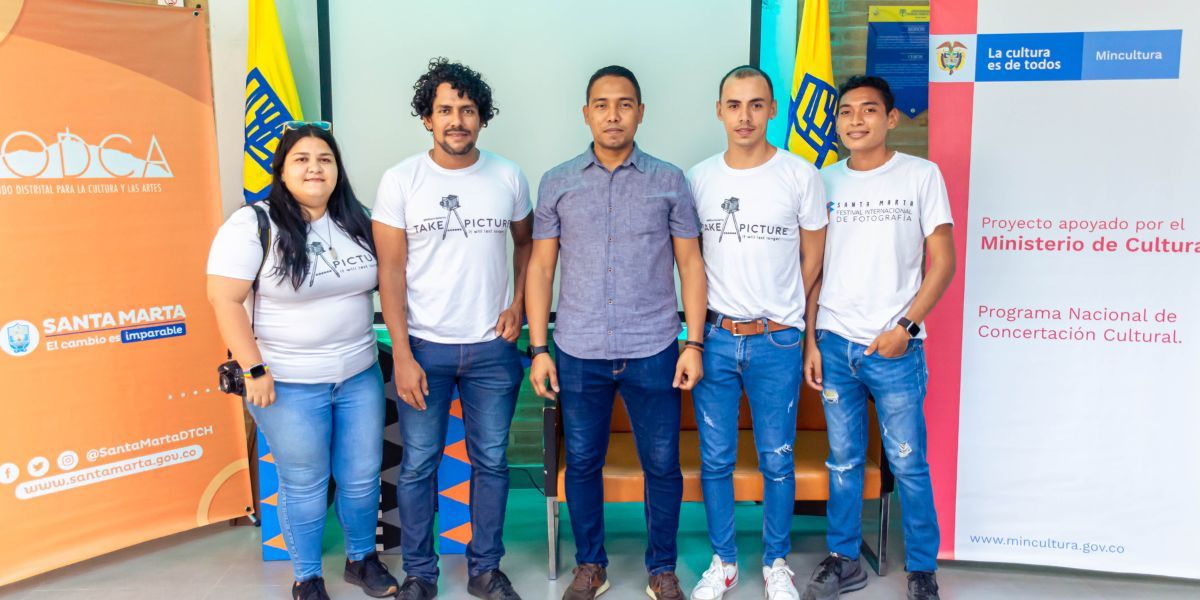 Cortesía ergio Orozco, Docente Sergista; junto con algunos de los organizadores del Festival Internacional de Fotografía Santa Marta