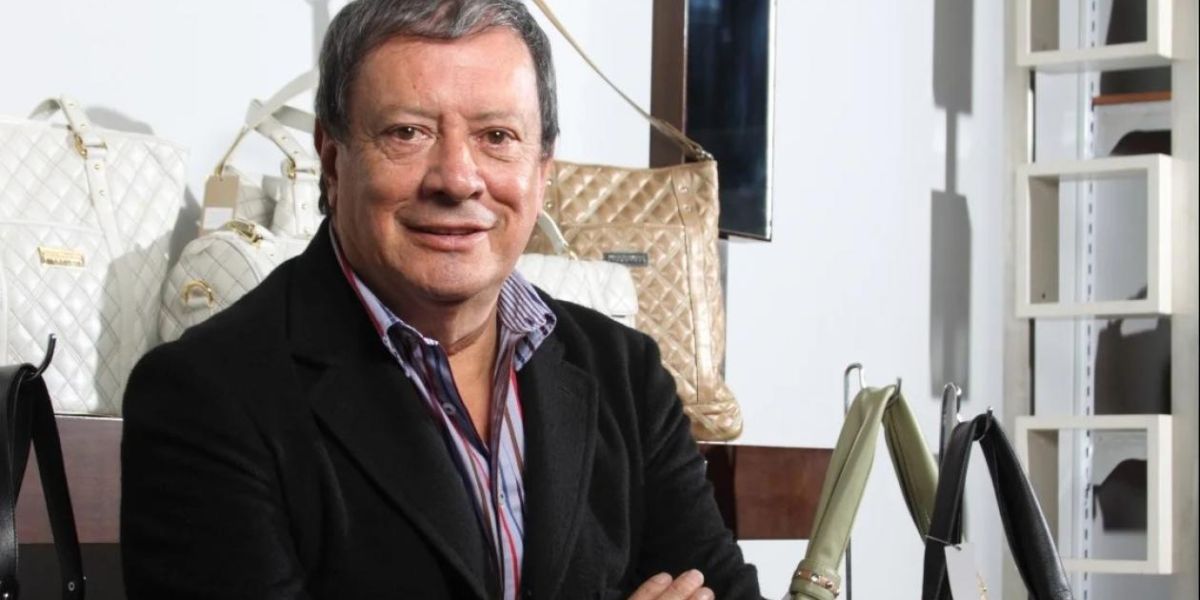 La República Mario Hernández.