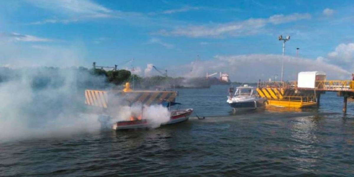 embarcación humeando en aguas del Caribe