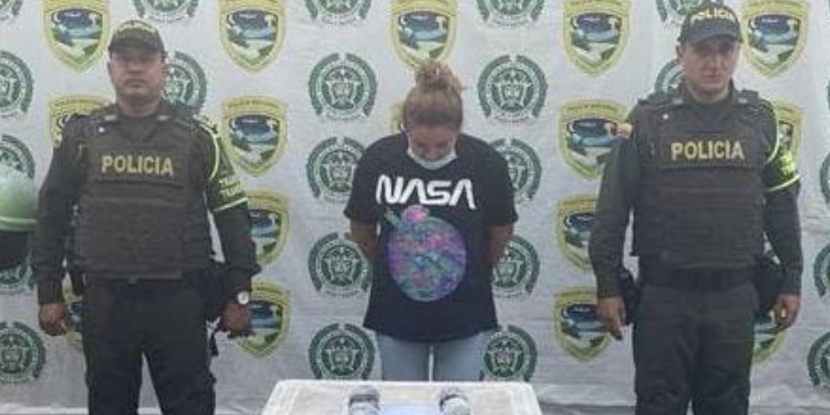 Policía del Magdalena A la capturada le hallaron 2 mil dosis de cocaína.