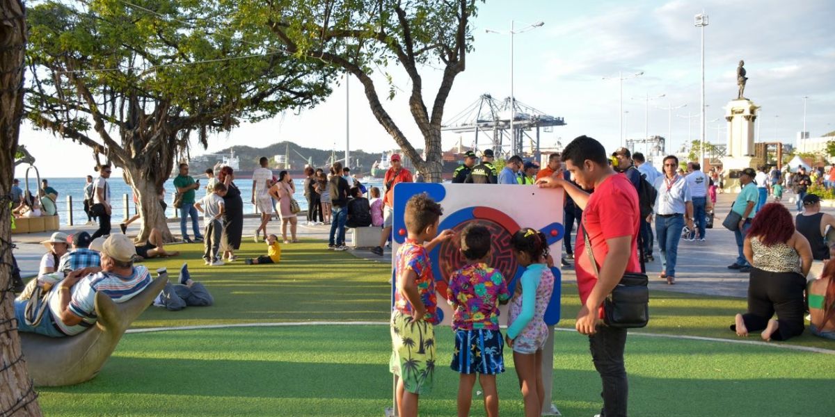 Cortesía. Turistas en el Camellón de la Bahía