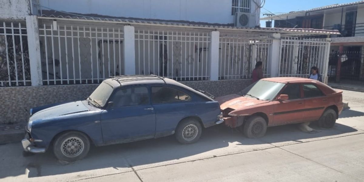  Vehículos abandonados en las calles de la Santa Marta. 