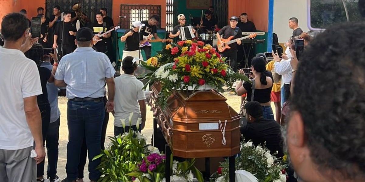 Cortesía La Banda del 5 cumplió el último deseo de un anciano de Sevilla, Magdalena